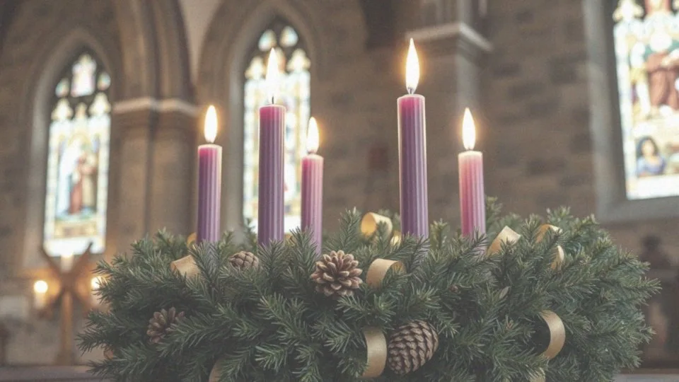 Wieniec adwentowy do kościoła – symbolika i znaczenie w Adwencie